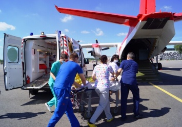 Поражены легкие: 3-летнюю девочку на самолете доставили из Запорожья в Киев