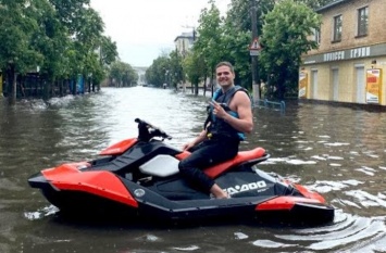 Житомир затопило, люди передвигаются вплавь на матрасах и гидроциклах