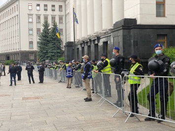 Сторонники Стерненко пришли под Офис президента. Обновляется