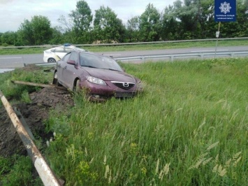 Внезапно сел за руль, опасно ехал по дороге и попал в ДТП: в Харькове полицейские устроили погоню за пьяным водителем, - ФОТО