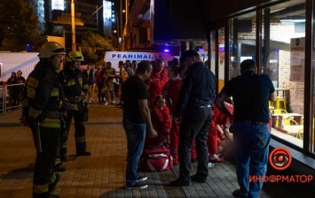 В Днепре с ТРЦ упал голый мужчина