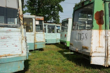 Гниют под открытом небом: в оккупированном Луганске показали кладбище трамваев (фото)