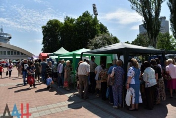Продуктовая ярмарка в оккупированном Донецке: какие цены, и за чем стоят в очереди