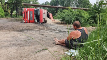 В Кривом Роге нетрезвый водитель опрокинул фуру с песком