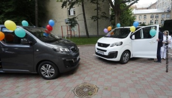 Два дома семейного типа в Киеве получили новые автомобили