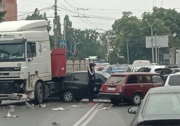 Водитель сбежал с места ДТП: в Полтаве столкнулись грузовик и две легковушки