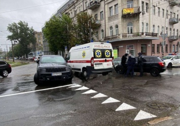 Один из водителей в больнице: в центре Днепра столкнулись два авто