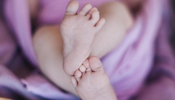 Зеленский предлагает Раде направить 300 миллионов на центры для новорожденных