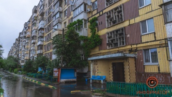 Лужи в квартирах и вода в подъезде: в Днепре на Янгеля протекла крыша в многоэтажке
