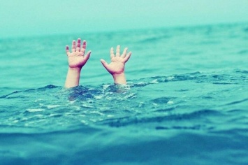 В Бердянске разыскали мужчин, которые спасли тонущих в штормящем море детей