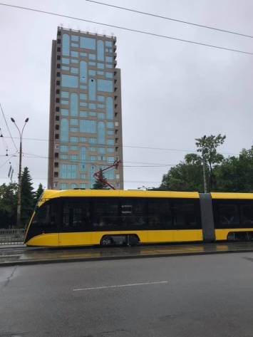 В Днепре протестировали новую модель трамвая: фото