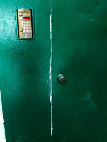 Жители херсонской многоэтажки не могли выйти из подъезда - входную дверь замуровали монтажной пеной