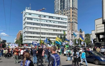 Возле КСУ протестуют против рынка земли