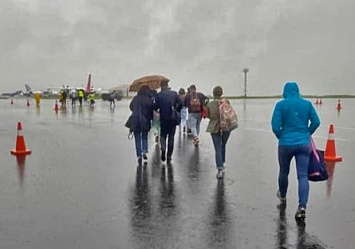 Промокли и замерзли: как в Запорожье пассажиры добираются до самолета в непогоду