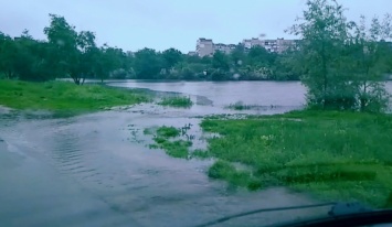 Затоплены улицы, пропадает электричество: В Донецке бушует непогода