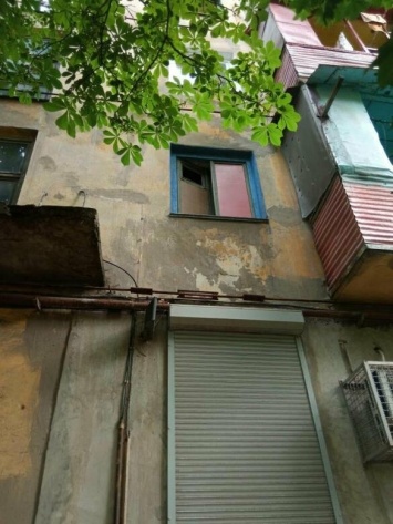 Соседи в ужасе! Бомжи и наркоманы захватили пустующую квартиру в Мариуполе и устроили притон, - ФОТО