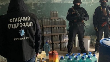 Полицейские Кривого Рога задержали преступнную группу, торговавшую коньяком, водкой и шампанским собственного изготовления под брендами известных марок