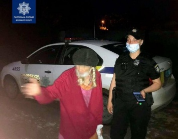 Потерялась. В Мариуполе полицейские помогли 90-летней пенсионерке вернуться домой, - ФОТО