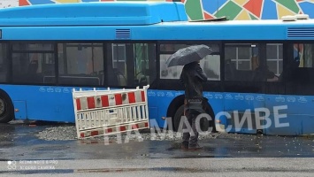 Днепровская маршрутка провалилась в затопленный канализационный люк