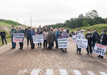 "Мамай, чтобы тебе так воняло!": под Полтавой перекрыли дорогу к свалке