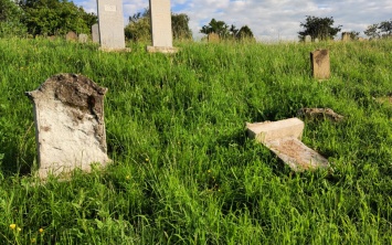 Вандалы разрушили надгробия на еврейском кладбище Ужгорода (фото)