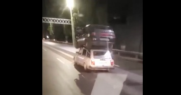 Ставрополец решил перевезти разбитую машину на крыше «Жигулей» (видео)