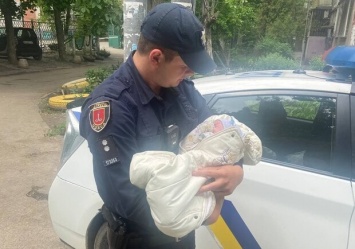 Падала и ругалась: в Одессе задержали пьяную мать с двухмесячным младенцем