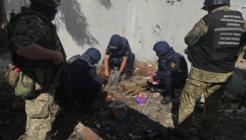 В разрушенном здании в Донецкой области обнаружили схрон с боеприпасами и взрывчаткой