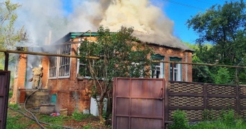Три человека, включая ребенка, получили ожоги во время пожара в доме под Харьковом