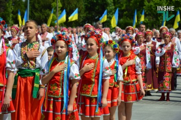 В Николаеве 100 хоров спели гимн Украины на Соборной площади (ВИДЕО и ФОТО)