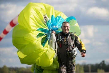 Мэр Киева Кличко прыгнул с парашютом, - ФОТО