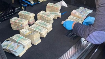 Основная сумма из $700 тысяч, которую обнаружили у таможенника с пп "Ягодин" могла предназначаться топ-чиновнику - СМИ