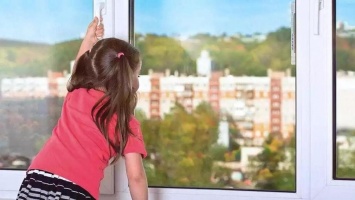 В Днепре 5-летняя девочка выпала из окна шестого этажа