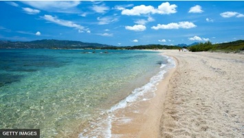 На Сардинии массово штрафуют туристов - за кражу песка с пляжа (ФОТО)