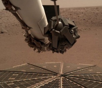 Марсоход InSight спас миссию, посыпав себя песком