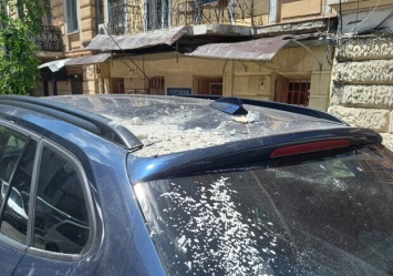 Прямо на крышу авто: со старинного дома в центре Одессы упал кусок карниза