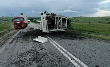 Из-за аварии грузовиков частично перекрыта трасса М-14: транспорт пускают в реверсном режиме