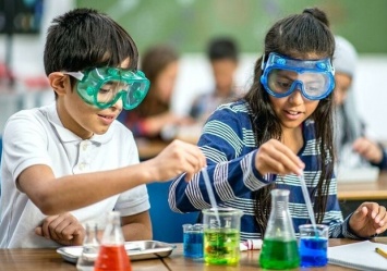 Молнии, солнечная энергетика, химические опыты: ХПИ приглашает школьников на воркшопы и мастер-классы