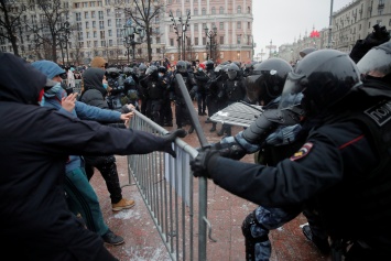 Уральцу, схватившему за руку полицейского, просят реальный срок