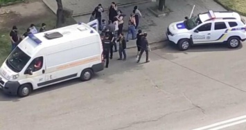 В Запорожье несколько десятков людей напали на автомобиль медиков, на месте работали 4 экипажа патрульной полиции