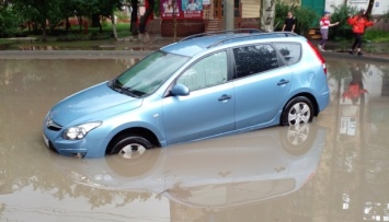 «Мариуполь, плывем»: ливни парализовали движение транспорта в городе