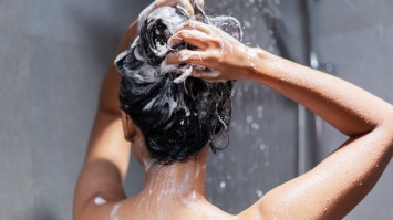 Можно ли мыть голову ежедневно: ответ врача