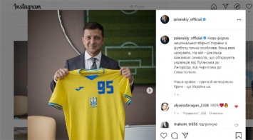 Зеленскому вручили именную футболку сборной Украины по футболу. Он сфотографировался для Instagram