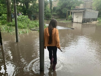 Вода по пояс, залитые магазины и дома. Как ликвидировали наводнение на площади Лунина, - ВИДЕО