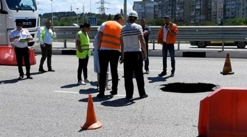 На Евпаторийском шоссе засыпали провал на дороге