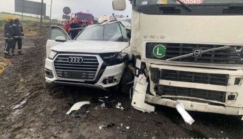 На Херсонщине Audi столкнулось с грузовиком: погибла супружеская пара и их шестилетний ребенок