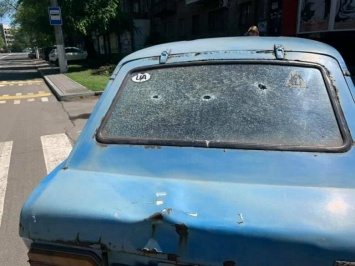В Мариуполе неизвестные бросили автомобиль с простреленными стеклами, - ФОТО