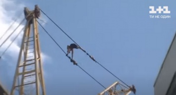 В Хмельницком мужчина прогулялся по тросам строительного крана на высоте 40 метров (ВИДЕО)