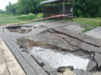 В Краматорске из-за ливня образовались провалы и смыло асфальт