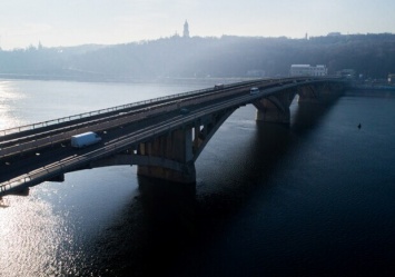 Ложная тревога: на мосту Метро останавливали движение транспорта из-за "бомбы"